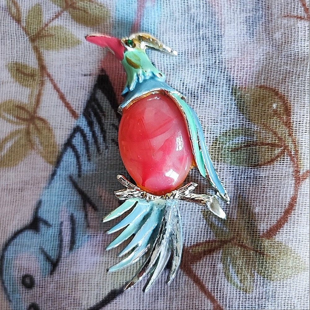 Vintage Bird Parrot Enameled Lucite Cabochon Rhodium Plate Jelly Belly Brooch